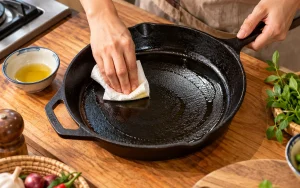 Cách tráng dầu và giữ chảo gang không bị gỉ